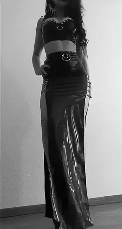 stunning goth bimbo in latex skirt (ausriefel on ig)