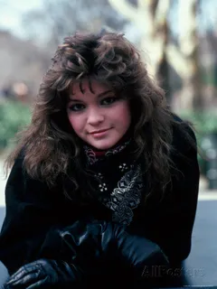 valerie bertinelli -4/60 -5'5''- 37-25-36''- 34c-bra -130lbs - 8-shoe, hot italian cunnilingus! - yum! yum!