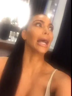 krazy kim kardashian selfie moment.