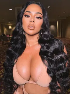 tabria majors and her beautiful cleavage