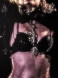 goth bellydancer’s dreamy abs & heavenly hips