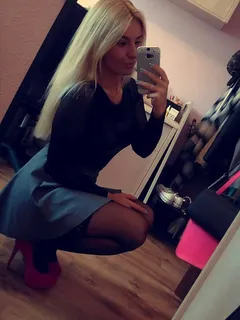 blonde bimbo making another selfie