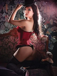 cosplayer yaya han in red corset shows her ass