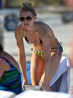jennifer morrison -4/79 -5'4.5''- 32b-24-33''- 118lbs - 7-shoe, hot sweet cunnilingus! - yum! yum!
