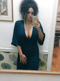 la sexy anna shaffer si fa un selfie