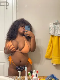 dezodbaby in an orange bikini