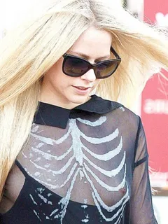 avril lavigne nipple slip