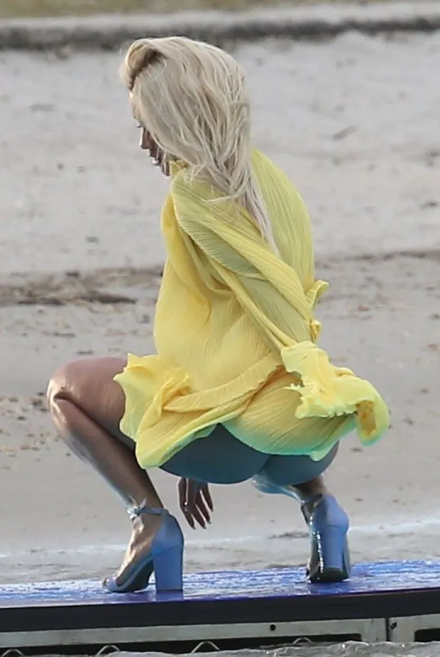 rita ora upskirt wardrobe malfunction accidentally flashing her nude ass during a video shoot in miami seen by paparazzi.