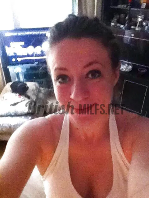 skinny mom selfie nudes - yummy mummy naked phone pics