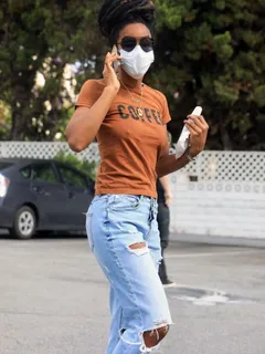 kelly rowland braless boobs in a t-shirt showing off her big tits pokies while out flower shopping seen by paparazzi.