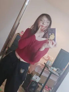 lilypichu (streamer) - mirror selfie red top