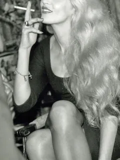 jerry hall smoking ❤