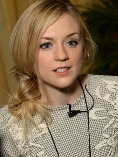 emily kinney -8/85 -5'5''- 32-23-34''-32a-bra -114lbs -8-shoe, hot cunnilingus! -yum! yum!