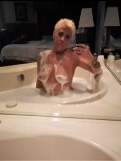 sandi taking a selfie in the bath tub!