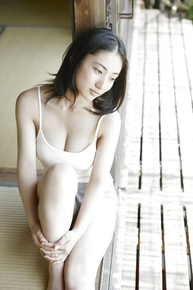 japanese gravure idol saaya irie cleavage