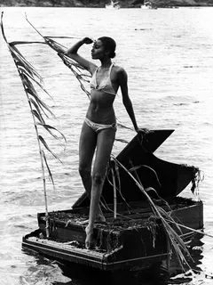 donyale luna posing on salvador dali's grand piano. ❤️