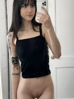 no panties teen selfie