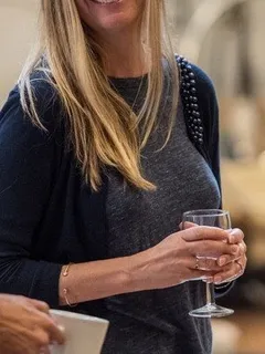 smiling milf hope davis in profile (nice tits!!)