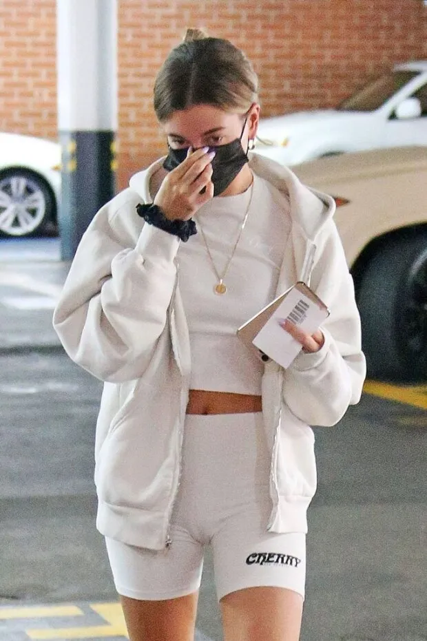 hailey bieber’s masked cameltoe 02