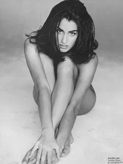 yasmeen ghauri (b&w)