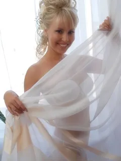 bridal boudoir of incredible blonde