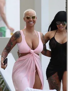 amber rose and entourage strolling around the fontainebleau hotel in miami beach