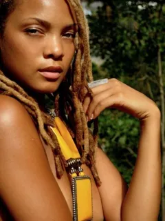 amazing dreadlocks! kind of looks like lynn whitfield a little, no?