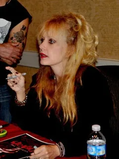 linnea quigley -5/58 -5'2''- 34-23-34''- 34c-bra -98lbs -5-shoe, recent pic, petite scream queen - cunnilingus! -yum! yum!