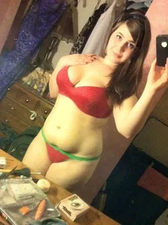 young curvy pawg takes selfie in the mirror