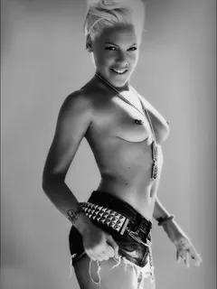 pink aka alecia moore b&w titties!