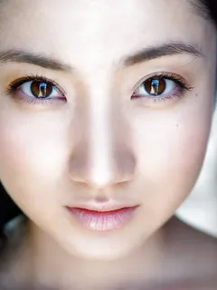 japanese gravure idol saaya irie's pretty face and beautiful brown eyes