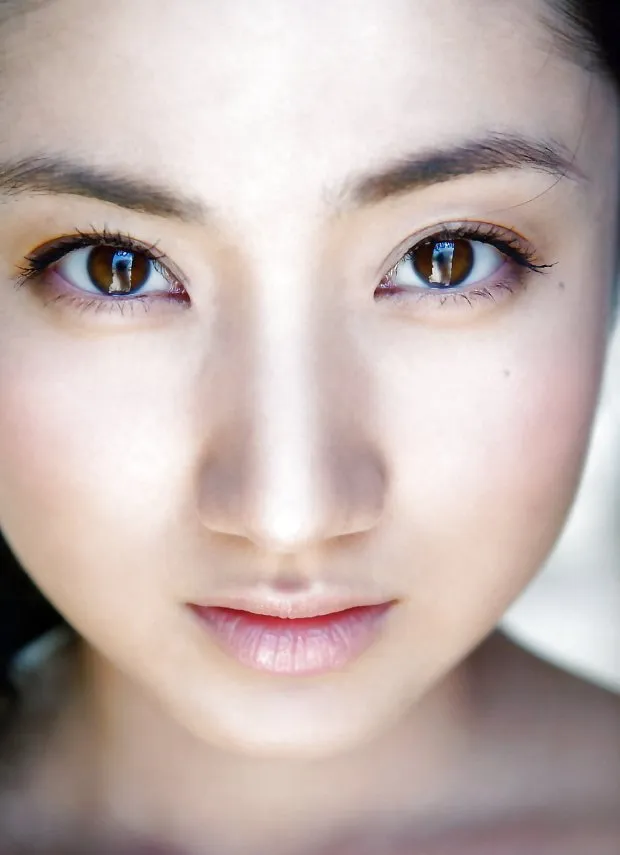 japanese gravure idol saaya irie's pretty face and beautiful brown eyes