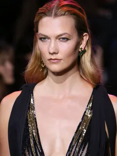 karlie kloss nipple peek on the fashion runway