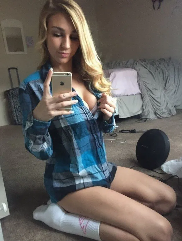 perfect legs selfie