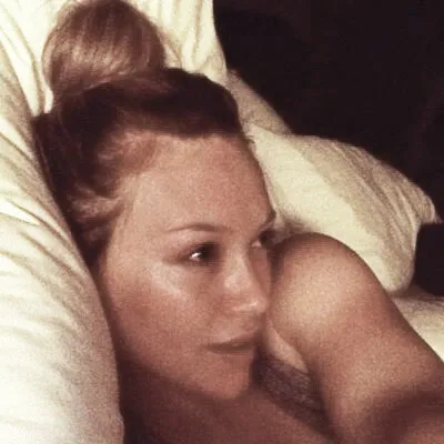 hilary duff bed selfie