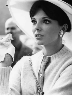 joan collins smoking❤