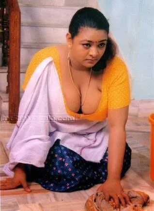 shakeela bhabhi big boobs sexy cleavage instagram