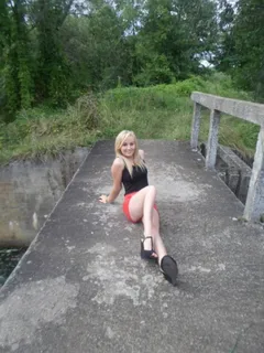 young blonde chick posing outdoor, before her first fuck in public