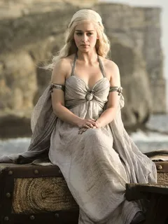 emilia clarke as daenerys targaryen in game of thrones