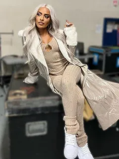 zelina vega - wwe latina hottie on prop backstage!