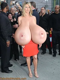 jennifer aniston exposing her huge boobs in front of photographers