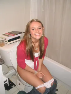 victoria peeing toilet