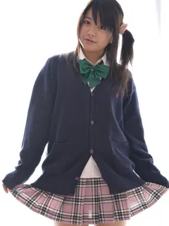 Aki Hinomoto in All Gravure set Upskirt Tease