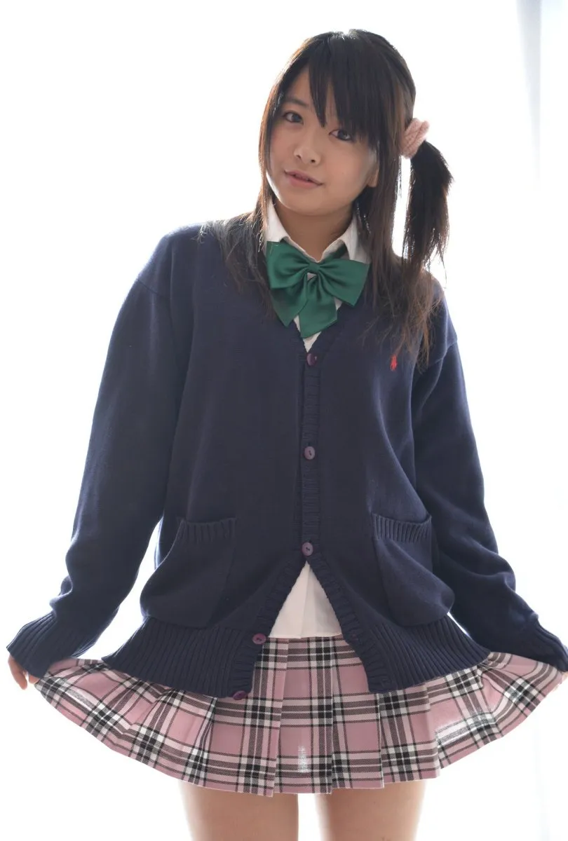 Aki Hinomoto in All Gravure set Upskirt Tease