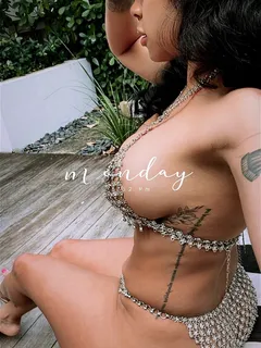 keyshia cole looking sexy in her bikini