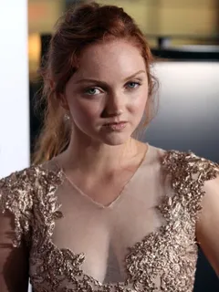 lily cole arbore une lingerie sublime