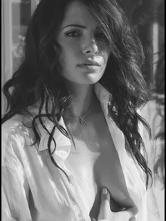 sarah shahi - 1/80 - 5'3''- totally hot texan....yum! yum!