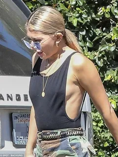 hailey baldwin pokies, sideboon