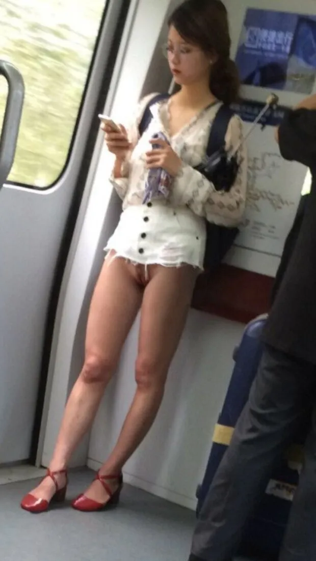 bottomless amateur on train