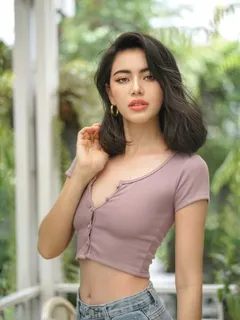 davika hoorne